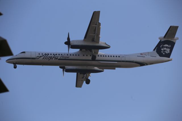 de Havilland Dash 8-400 (N444QX)