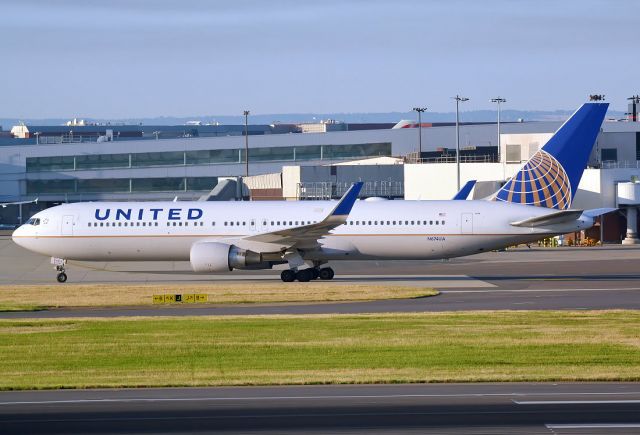 BOEING 767-300 (N674UA)