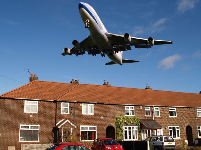 Boeing 747-400 (B-18701) - Passing low over Ringway Road on finals for runway 23R.