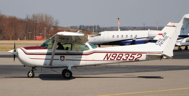 Cessna Skyhawk (N98352)