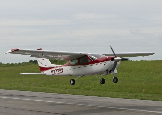 Cessna Skyhawk (N2729V) - Departing 44N for home