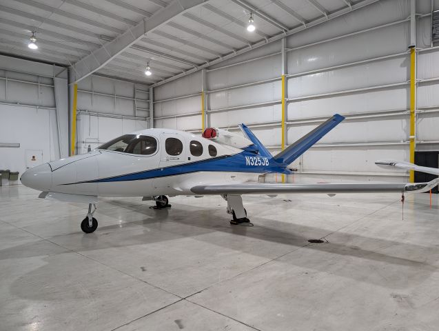 Cirrus Vision SF50 (N325JB)