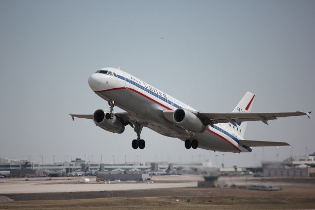 Airbus A320 (N475UA) - Taking off on runway 25