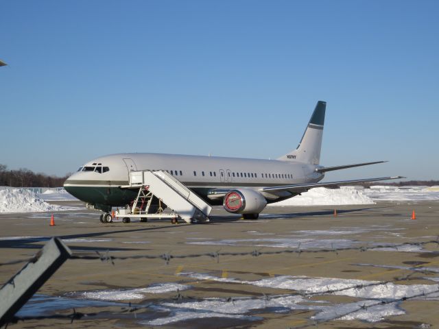 BOEING 737-400 (N37NY)