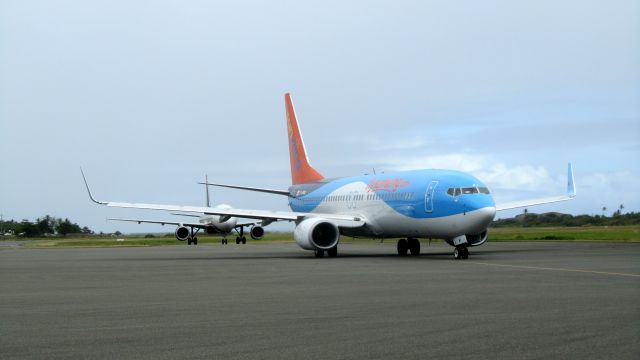 Boeing 737-800 (C-GVOJ)