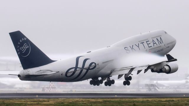 Boeing 747-200 (B-18206)