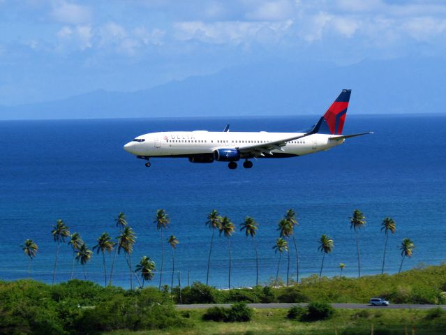 Boeing 737-800 (N379DA)