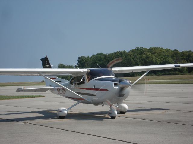 Cessna Skylane (N221DH)