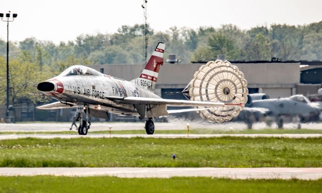 North American Super Sabre (N2011V) - Landing