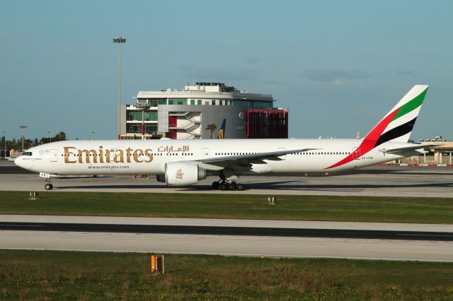 Boeing 777-200 (A6-EPB) - A6-EPB 2017-12-23 LMML 