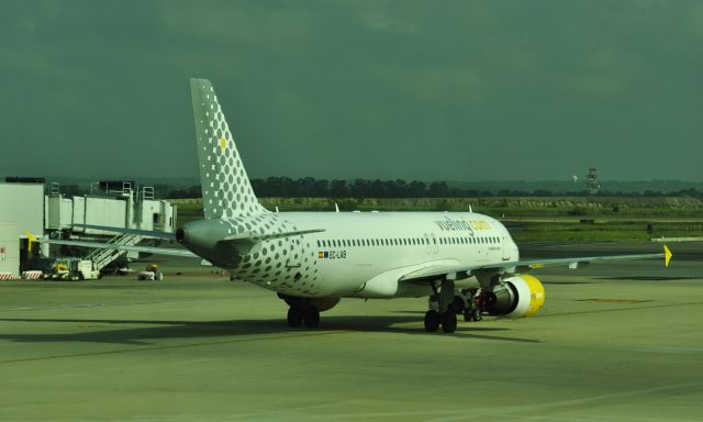 Airbus A320 (EC-LAB) - Vueling Airbus A320-214 EC-LAB in Rome Fiumicino Airport