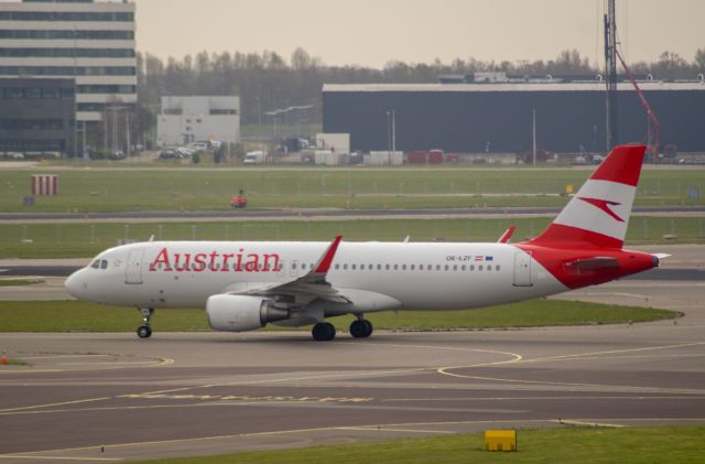 Airbus A320 (OE-LZF) - Austrian Airlines A320-214 cn5841 taxien to rwy24 13-04-2022