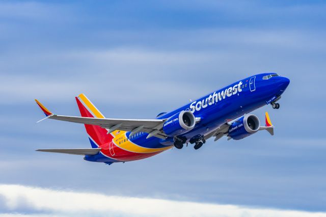 Boeing 737 MAX 8 (N8705Q) - A Southwest Airlines 737 MAX 8 taking off from PHX on 3/1/23. Taken with a Canon R7 and Canon EF 100-400 L ii lens.