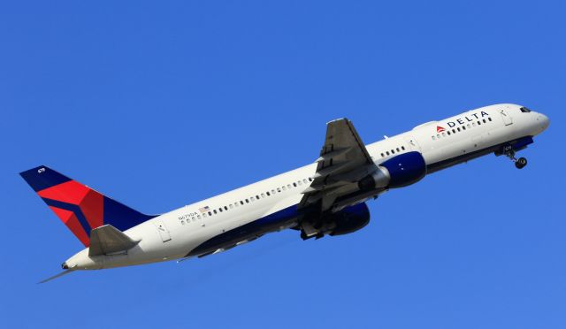 Boeing 757-200 (N679DA) - Delta climbing