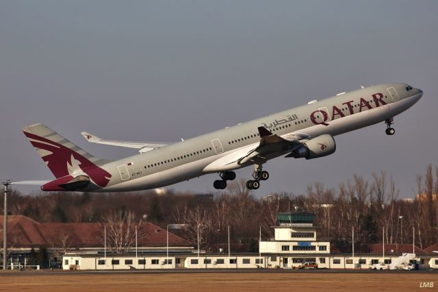 Airbus A330-200 (A7-AEJ)