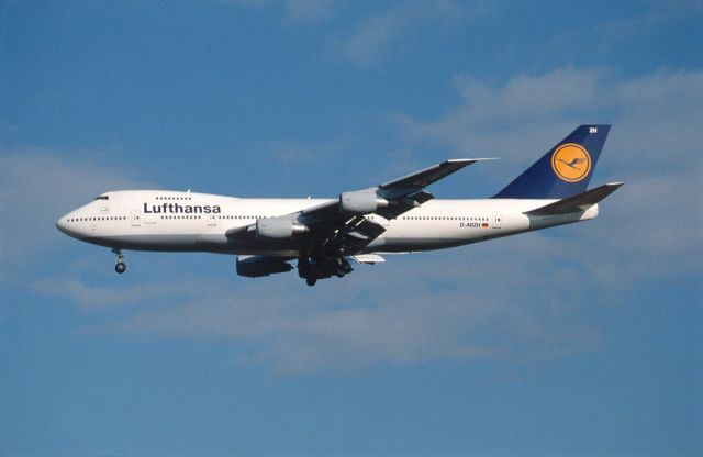 Boeing 747-200 (D-ABZH) - Final Approach to Narita Intl Airport Rwy34 on 1989/12/10