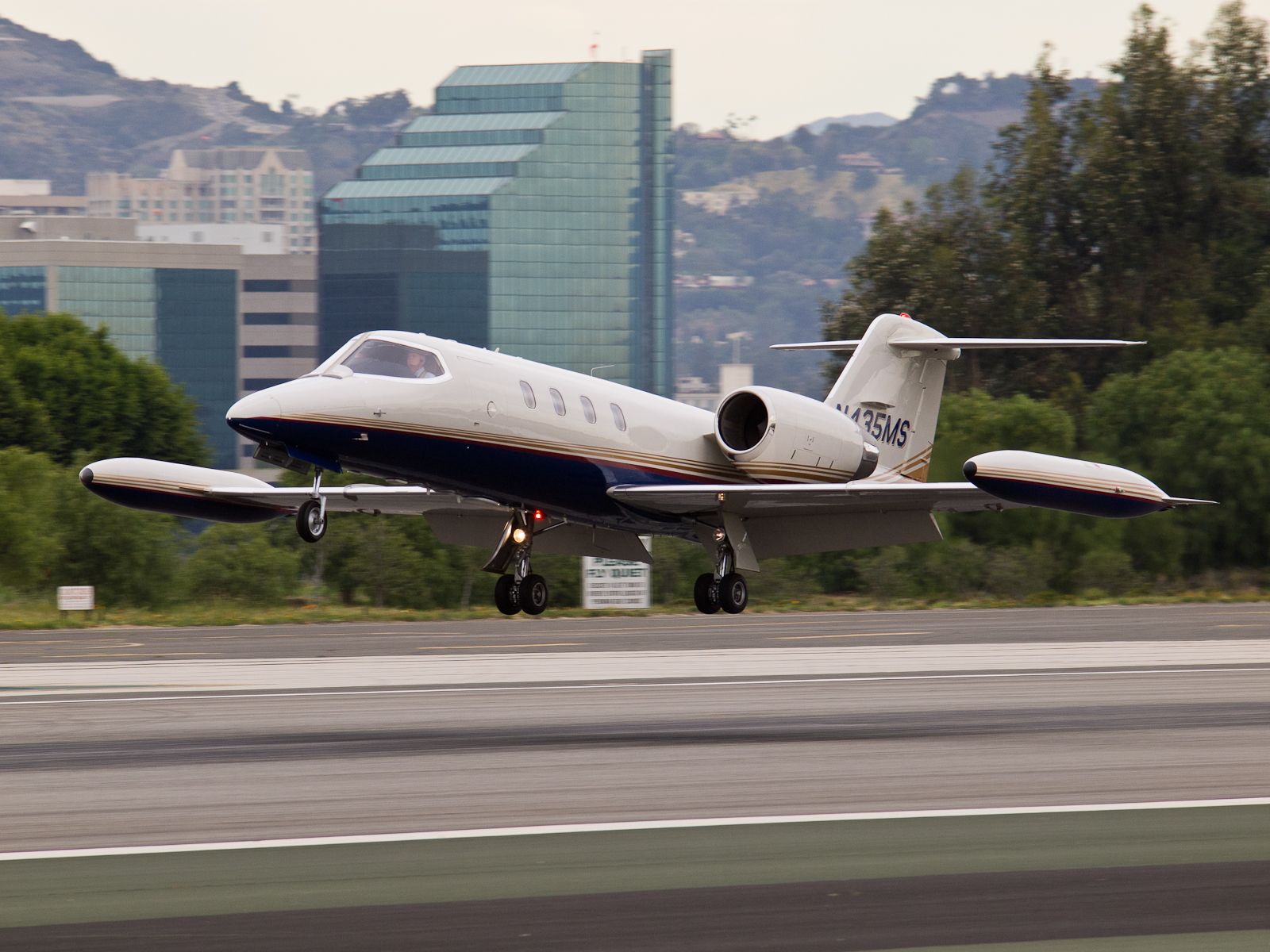 Learjet 35 (N435MS) - N435MS arriving on RWY 21