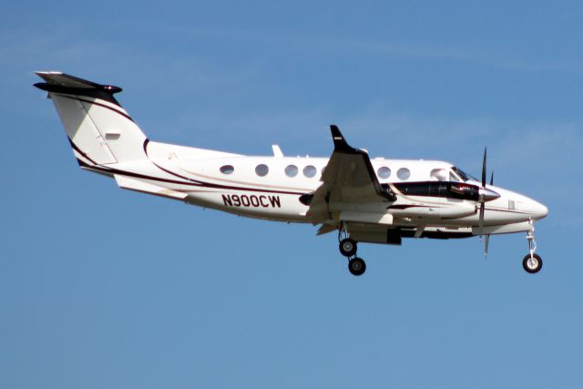 Beechcraft Super King Air 350 (N900CW) - On final approach for rwy 07 on 22-Oct-14 arriving from KBOW.