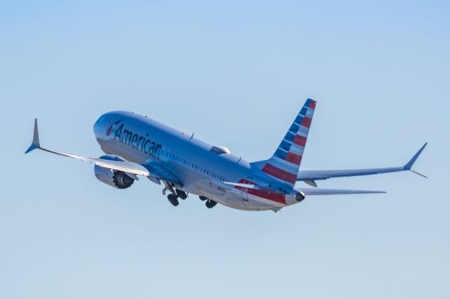 Boeing 737 MAX 8 (N336SR) - An American Airlines 737 MAX 8 taking off from PHX on 2/10/23 during the Super Bowl rush. Taken with a Canon R7 and Canon EF 100-400 II L lens.