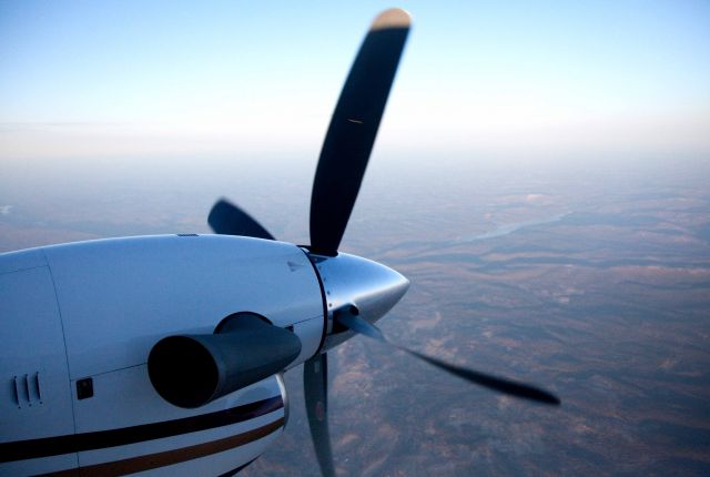 Beechcraft Super King Air 200 (N351CB) - 4-bladed prop at 1,700rpm. 1/8000 shutter speed of the camera. The aircraft is based at RELIANT AIR, where you find the lowest fuel price on the Danbury (KDXR) airport.