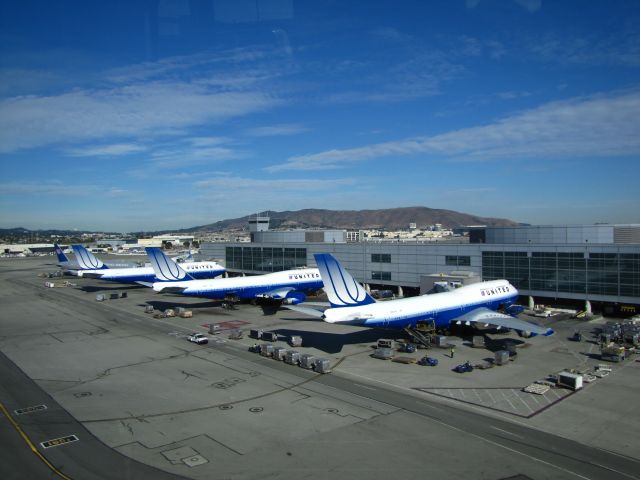 Boeing 747-400 (N127UA)