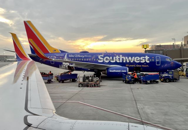 Boeing 737-700 (N954WN)