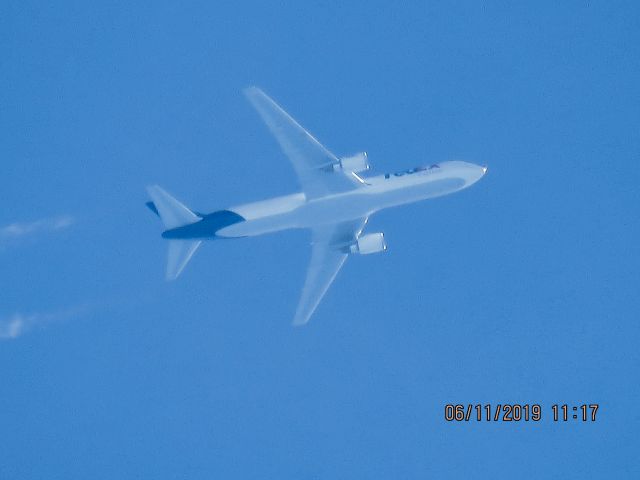 BOEING 767-300 (N172FE)