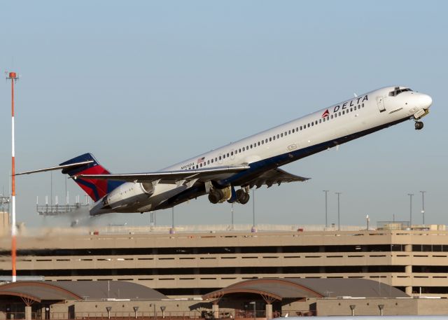 McDonnell Douglas MD-90 (N905DA)