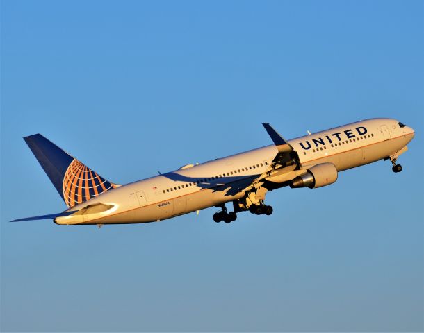 BOEING 767-300 (N668UA)