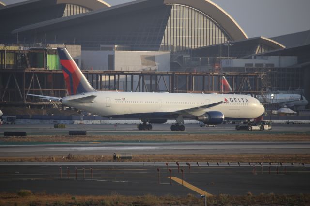 BOEING 767-400 (N828MH)