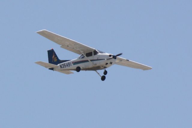 Cessna Skyhawk (N35491) - Cessna Skyhawk (N35491) on approach to Runway 32 at Sarasota-Bradenton International Airport