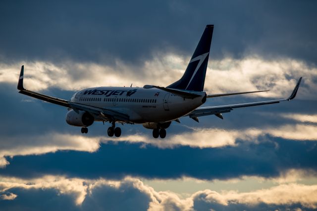 Boeing 737-700 (C-GVWJ)