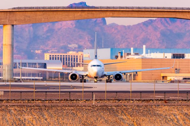 Boeing 737-800 (N76516) - United Airlines 737-800 in Star Alliance special livery taxiing at PHX on 12/18/22. Taken with a Canon R7 and Tamron 70-200 G2 lens.