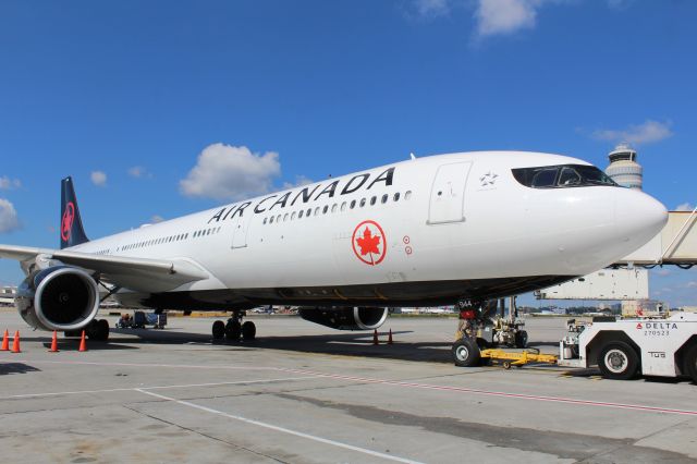 Airbus A330-300 (C-GKUG)