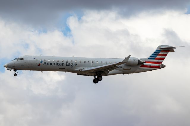 Canadair Regional Jet CRJ-700 (N722EV) - American Eagle CRJ700 landing at PHX on 10/16/22. Taken with a Canon 850D and Tamron 70-200 G2 lens.