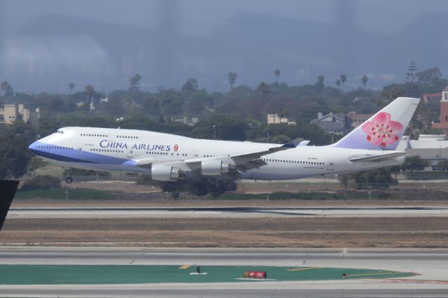 Boeing 747-400 (B-18207)