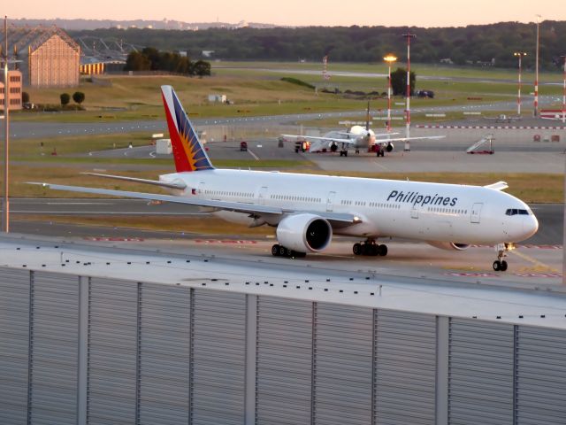 BOEING 777-300 (RP-C7779)