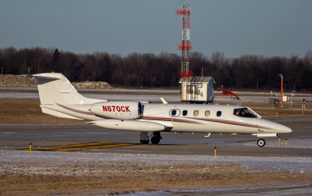 Learjet 35 (N870CK) - KFS55 taxiing to the Kalitta ramp 870CK got a new paint job in Taylorville Illinois. Previously wore gold and white colors and now rocks Red, Grey and White strips.