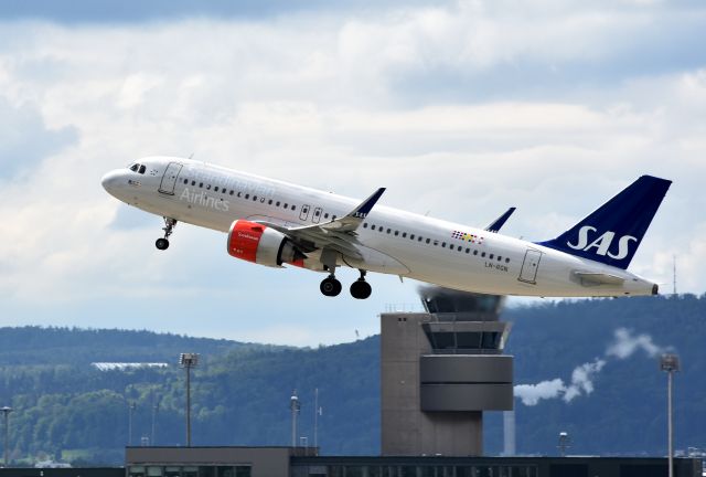 Airbus A320 (LN-RGN)