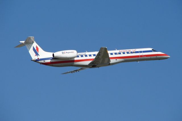 Embraer ERJ-135 (N822AE)