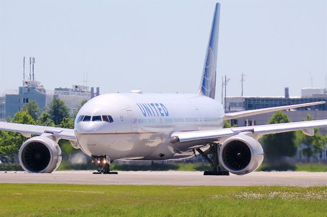 Boeing 777-200 —