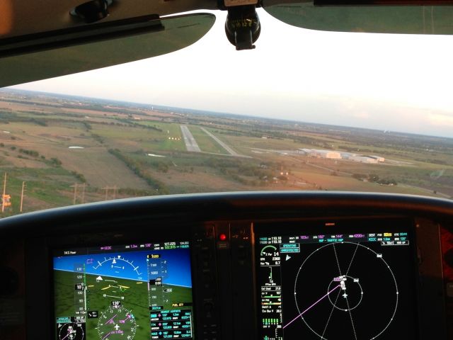 Cirrus SR-22 — - HenriksenJetCenter br /Final for 13 at AustinExecutiveAirport