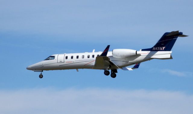 Learjet 45 (N45NY) - On final is this 2001 Bombardier Learjet 45 in the Autumn of 2018.