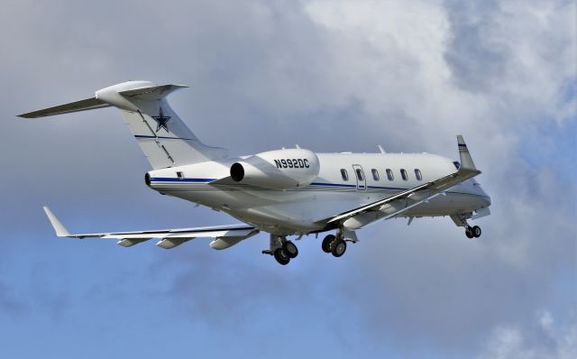 Bombardier Challenger 300 (N992DC)