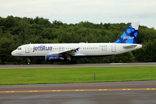 Airbus A320 (N636JB) - JetBlue rolling down 24. Taken on September 2, 2013.