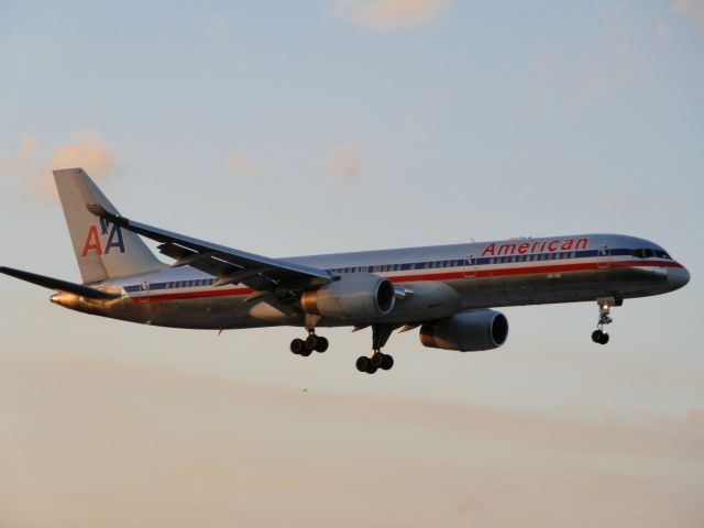 Boeing 757-200 (N189AN)