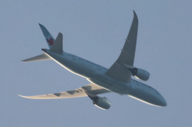 Boeing 787-8 (C-GHPT) - C-GHPT Boeing B-787-8 Air Canada CA866 De Montreal YUL  Vers London LHR Altitude 4359 Mètres Vitesse 730 Km/H Survolant la ville de Lavaltrie QC. Le 23-07-2024 à 19:34