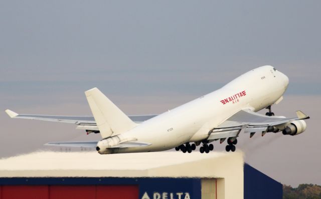 Boeing 747-400 (N712CK) - Kalitta 747-400 moments after departing RWY 36R.