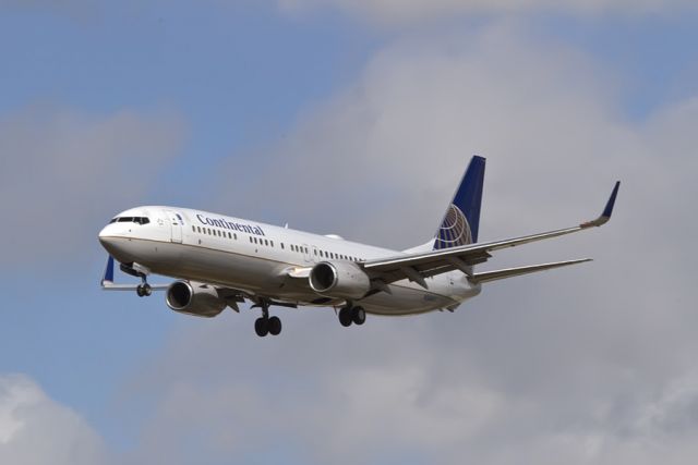 Boeing 737-200 (N38403) - Landing at Tampa  10 26 2010