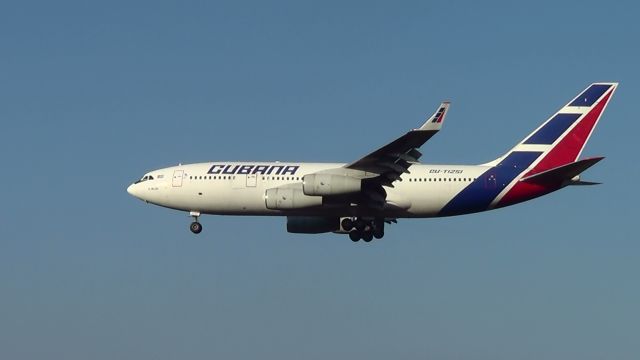 Ilyushin Il-96 (CUT1251) - Aeroporto Internacional Tancredo Neves